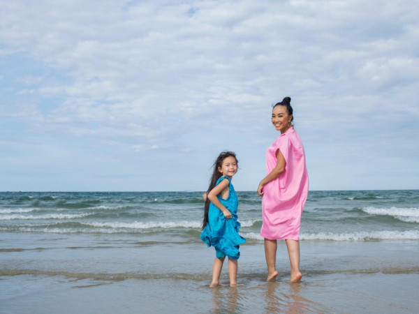 Đoan Trang cùng con gái cưng điệu đà qua ống kính của chồng Tây