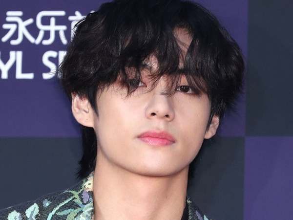 Có ai được như V (BTS), ngã trên thảm đỏ mà vẫn đẹp hết phần người khác