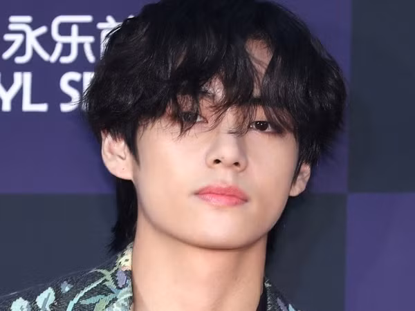 Có ai được như V (BTS), ngã trên thảm đỏ mà vẫn đẹp hết phần người khác
