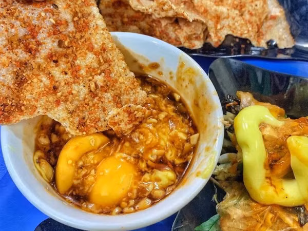 Chiếc bánh đa giản dị nhưng lại có thể để kẹp, để chấm hoặc để xúc... cực hữu ích
