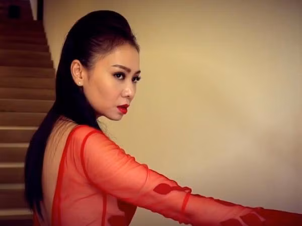 “Choáng” với biểu cảm lạnh lùng “đáng sợ” trong MV mới của Thu Minh