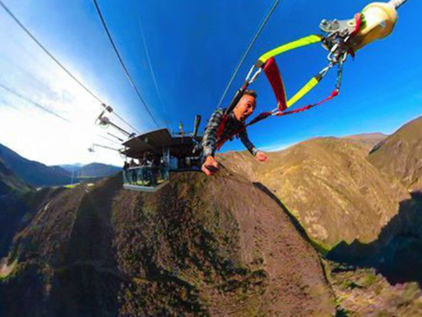 Rợn tóc gáy với trò chơi “súng cao su người” độc nhất thế giới