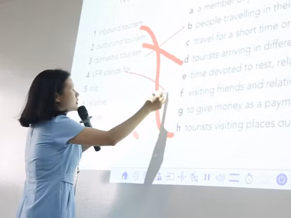 Chẳng cần “gato” với sinh viên nước láng giềng, lớp học tương tác siêu thực nay đã có ở Việt Nam!