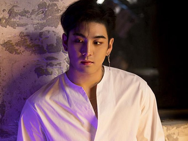 “Bờ vai để cả Thế giới dựa vào” gây sốt của Baekho (NU’EST)
