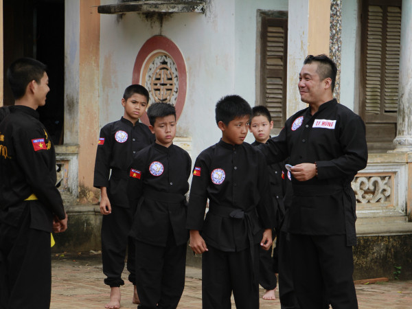 Diễn viên Lý Hùng hướng dẫn các cầu thủ nhí tập võ Bình Định