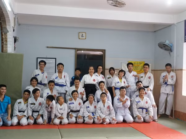 Sức mạnh nào đã khiến chàng trai bị mất 70% thị lực trở thành HLV Aikido?