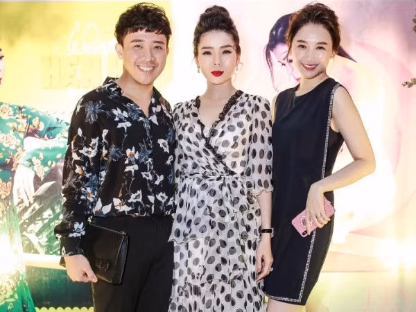 Vợ chồng Hari Won - Trấn Thành tình tứ đến chúc mừng ca sĩ Lệ Quyên ra album mới