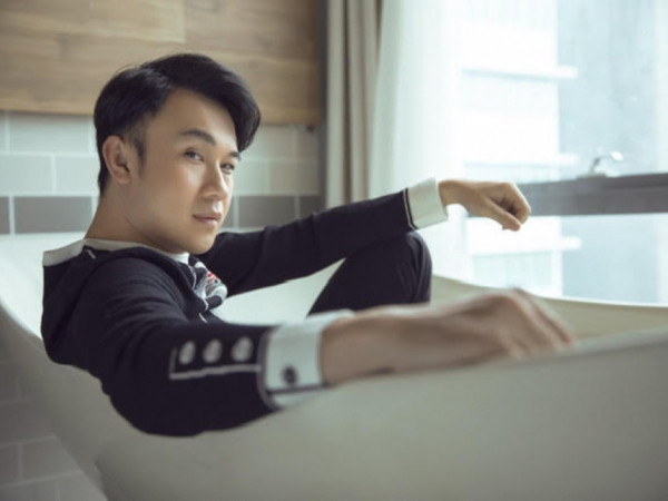  Dương Triệu Vũ đặt ra tình huống éo le và nhiệt tình thị phạm cho dàn mẫu tại Bangkok