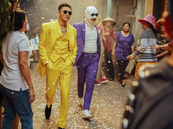 Isaac trở lại với âm nhạc cùng vũ điệu "bắt con gà" trong MV đầy màu sắc