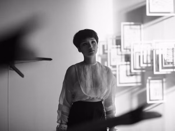 Miu Lê xuất hiện cuốn hút với mái tóc ngắn tomboy trong MV trắng đen 