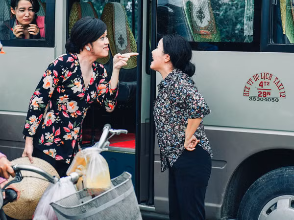 Hoài Linh cầm ghế nhựa dọa đánh Ngân Quỳnh vì giành khách trong "Tay buôn, buông tay?"