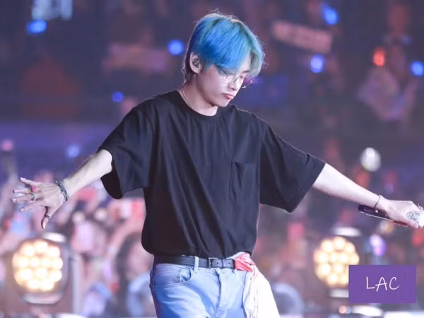 Fan xót xa nhìn V (BTS) kiệt sức tới nỗi run rẩy đứng không vững sau concert