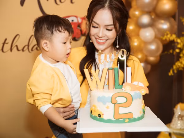 Dương Cẩm Lynh hạnh phúc tổ chức tiệc sinh nhật cho mình và con trai