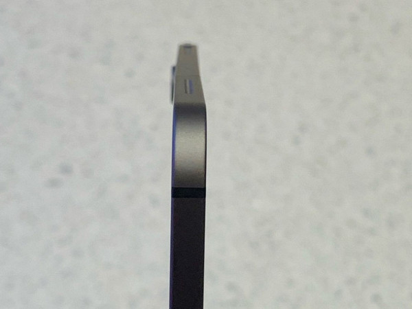 iPad Pro 2018 giao đến tay khách bị cong, Apple phản hồi hời hợt "chẳng có gì nghiêm trọng"?