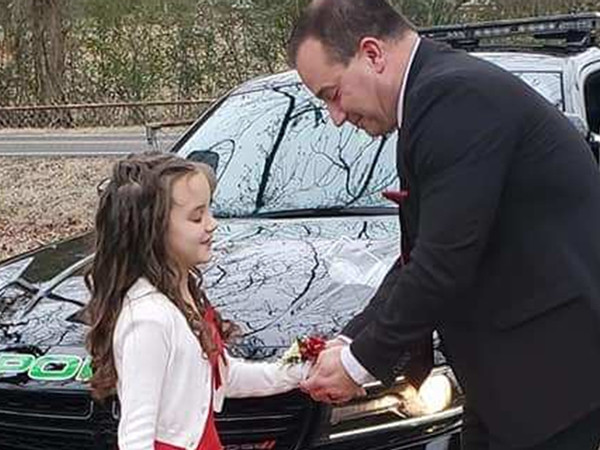 Hành động tử tế của nhân viên an ninh khi biết về một cô bé mất bố