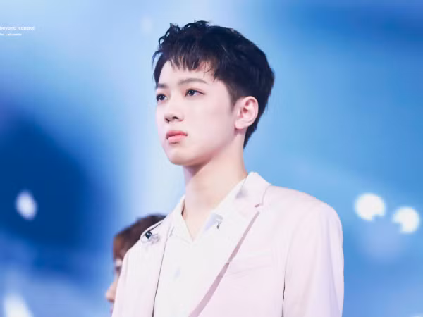 Nghi vấn em út Lai Guan Lin của Wanna One ngất xỉu ngay giữa sự kiện Fan-con 