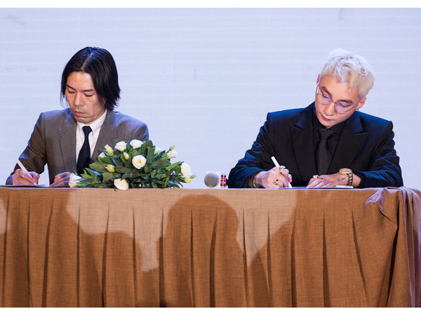 "Rung rinh" tim với hình ảnh "tổng tài" Sơn Tùng mặc vest đen cực lịch lãm và quyền lực 