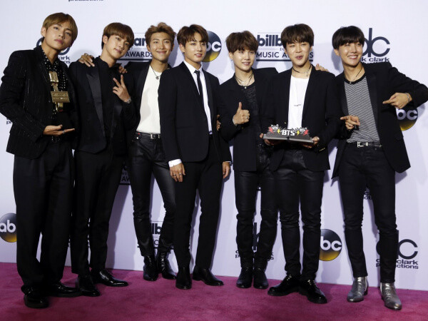 BTS và A.R.M.Y lập kỷ lục thế giới mới với hashtag được sử dụng nhiều nhất trong 24h