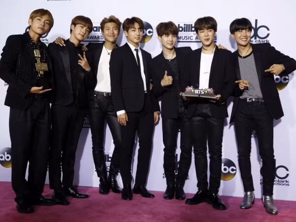 BTS và A.R.M.Y lập kỷ lục thế giới mới với hashtag được sử dụng nhiều nhất trong 24h