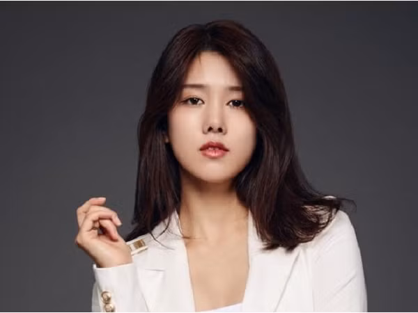 Quyết định công khai chuyện hẹn hò của mình, nữ idol này lại bị ''ném đá''