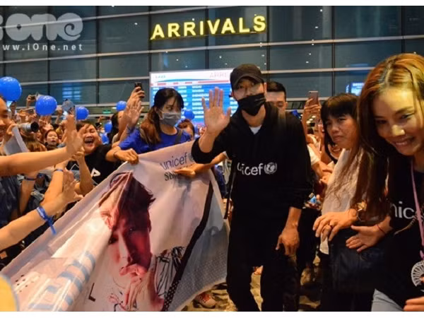 Fan nữ vui mừng đến phát khóc khi được chụp ảnh với Siwon (Super Junior) tại sân bay Đà Nẵng