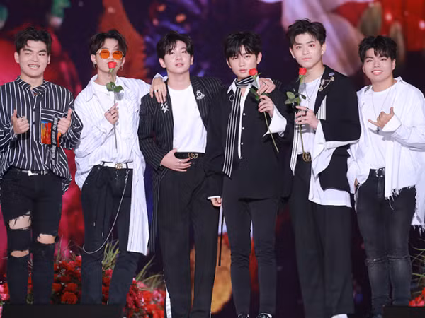  Lee Seok Cheol và Lee Seung Hyun (The East Light) kiện thành viên cùng nhóm tội phỉ báng