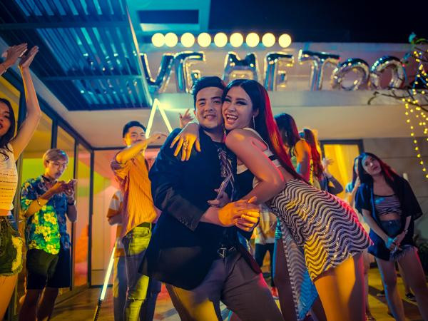 Đông Nhi bị fan kêu "xài hao" khi liên tiếp ra MV hoành tráng