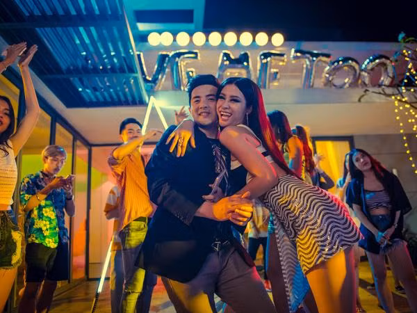Đông Nhi bị fan kêu "xài hao" khi liên tiếp ra MV hoành tráng