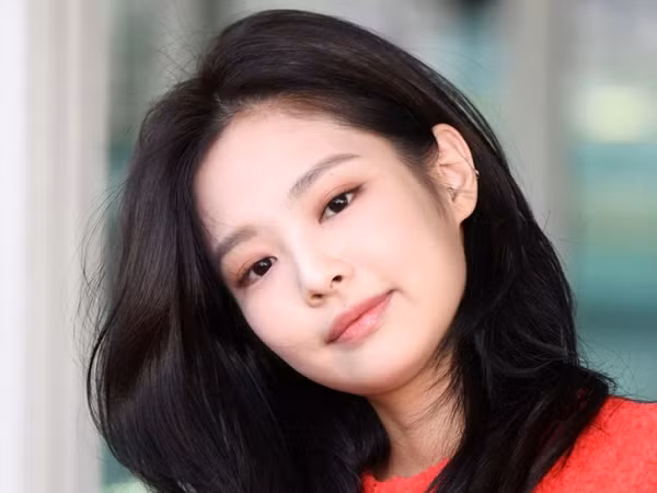 Jennie gây bão với kiểu tóc mới trẻ trung và đẹp như đang quảng cáo dầu gội