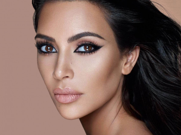 Kim Kardashion bất ngờ "thả thính" son mới, thẳng tay gạt em út Kylie sang một bên?