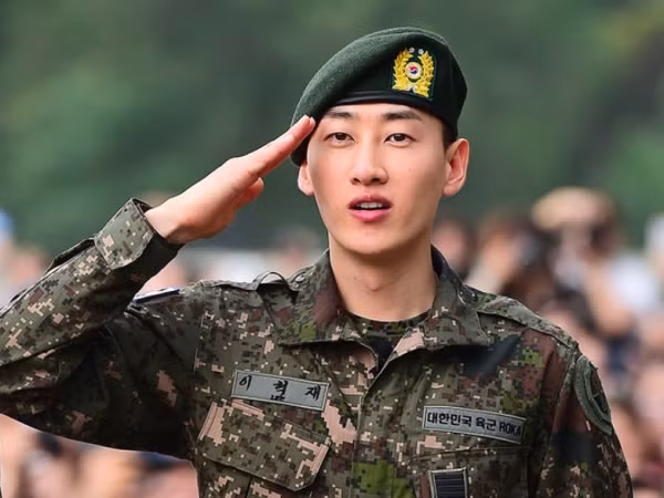 Hài hước lời hẹn "cạo đầu" mừng nhập ngũ của Eun Hyuk và E.L.F