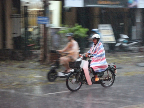 Chiều tối và đêm nay 6/7, miền Bắc có thể có mưa giông, đề phòng gió lốc!