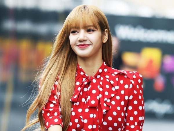 Điều fan K-Pop quan tâm nhất lúc này, là loại keo xịt tóc mà Lisa tin dùng