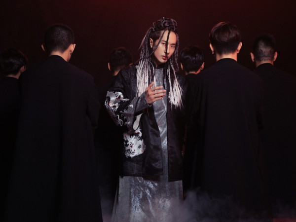 Soi loạt trang phục cổ trang ấn tượng của Tuấn Trần trong MV âm nhạc mới