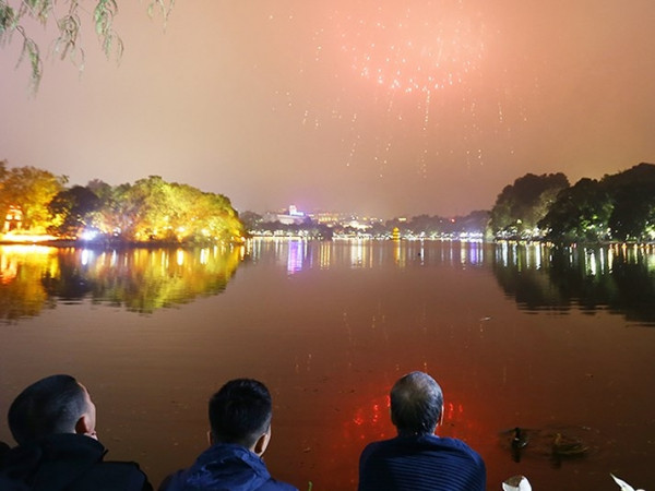Xuất hiện đàn vịt bơi trên Hồ Gươm trong lúc bắn pháo hoa
