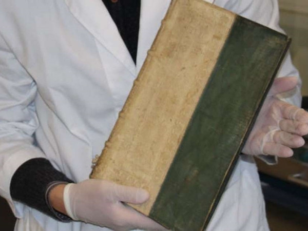 “Sách dính độc” là có thật trong thư viện trường Đại học, chứ không chỉ là trong phim!