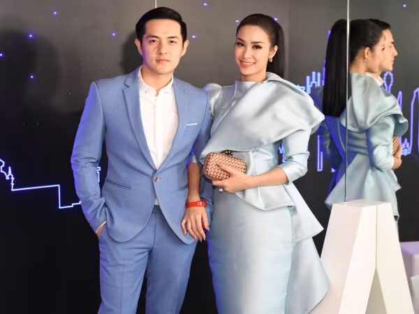 Vừa trở về từ Nhật, Đông Nhi tình tứ cùng Ông Cao Thắng sang Malaysia dự sự kiện