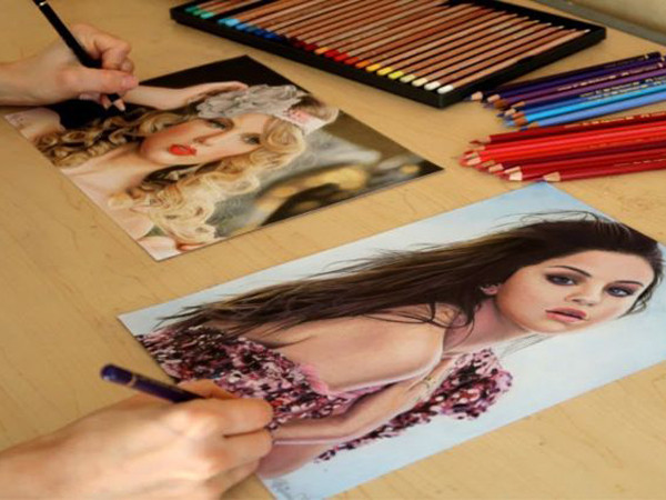 Nữ họa sĩ tài năng: Vẽ chân dung bằng cả hai tay cùng một lúc