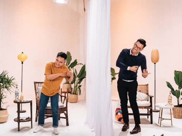 “Love is Blind”, hẹn hò có thể giấu mặt nhưng cảm xúc thì phải thành thật