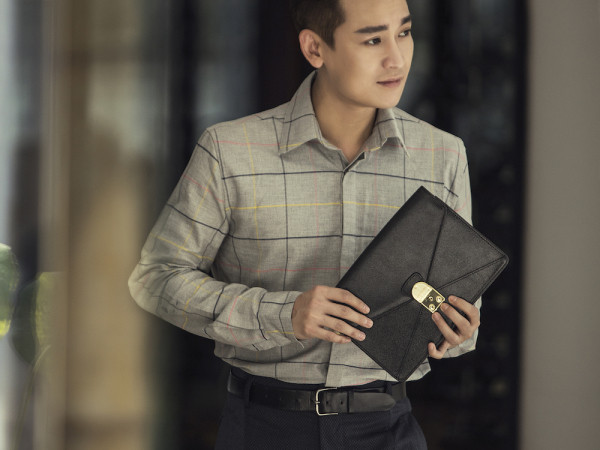 Nam diễn viên Hứa Vĩ Văn xuống phố cùng phong cách sang trọng
