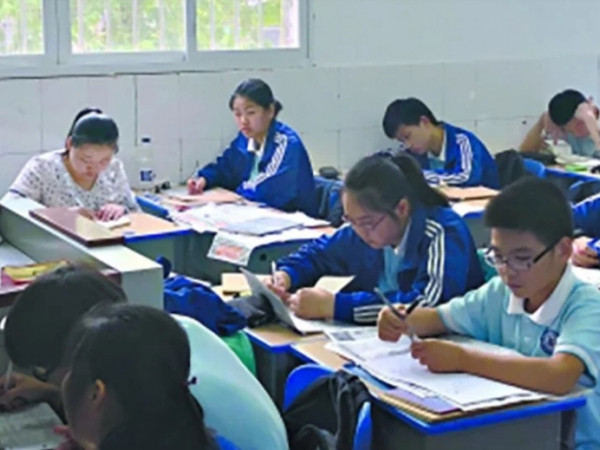 Bi hài chuyện mẹ theo đến lớp suốt 3 năm để kèm con học