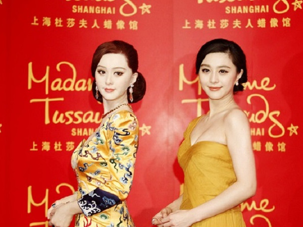 Dàn sao C-Biz hào hứng “đọ sắc” với phiên bản tượng sáp của chính mình