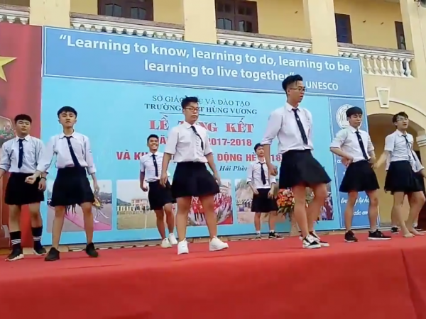 Nam sinh Hải Phòng mặc váy nhảy "BBoom BBoom" cực dễ thương trong Lễ tổng kết