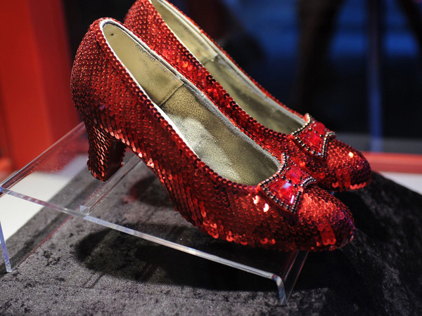 Tìm lại được đôi giày “triệu đô” sau 13 năm bị đánh cắp