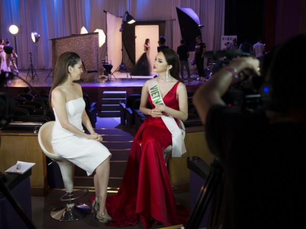 Hương Giang gây sốt bởi phần giao lưu bằng tiếng Anh tại Hoa hậu Chuyển giới Quốc tế