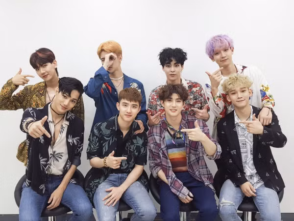 Hình nền điện thoại của các chàng trai EXO tiết lộ nhiều bí mật hơn bạn nghĩ