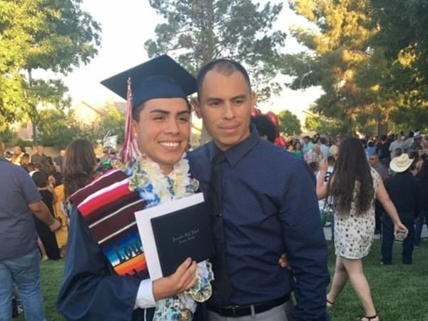 Khoe ảnh con trai mình và bạn trai, một người cha trở thành “ông bố quốc dân”