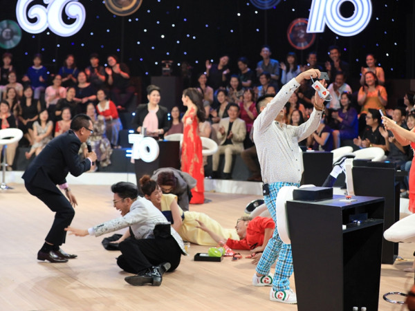 Bất chấp tuổi tác, nhà báo Lại Văn Sâm cùng Thanh Duy tái hiện trào lưu "Té sấp mặt"