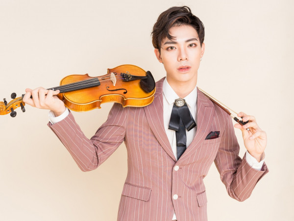 Erik tung bộ ảnh "thầy giáo", thú nhận luôn được các bạn gái bảo vệ thời đi học