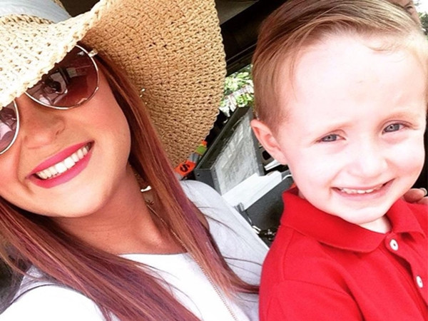 Hành động đẹp đẽ nhất của một cậu bé khi gặp người vô gia cư ở tiệm ăn